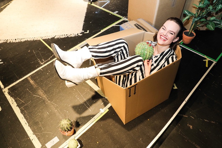 Katharina Klar ist gebürtige Wienerin,
übersiedelte für das
Schauspielstudium
nach Graz, spielte sechs
Jahre am dortigen
Schauspielhaus, wurde
ans Wiener Volkstheater
engagiert und gehört
seit 2019 dem Ensemble
des Theaters in der
Josefstadt an, wo sie in
zahlreichen Rollen zu
sehen war.