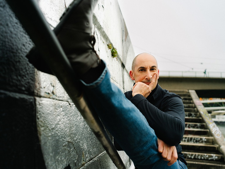 Markus KOFLER machte sich erst in der freien Szene einen Namen, spielte unter anderem
am Rabenhof Theater, bei den Salzburger Festspielen sowie an
zahlreichen deutschen Theatern und ist seit
2016 im Ensemble des Theaters in der
Josefstadt. Aktuell etwa zu sehen in „Sherlock Holmes: Der Fall Moriarty“ und „Bekenntnisse des Hochstaplers Felix Krull“.