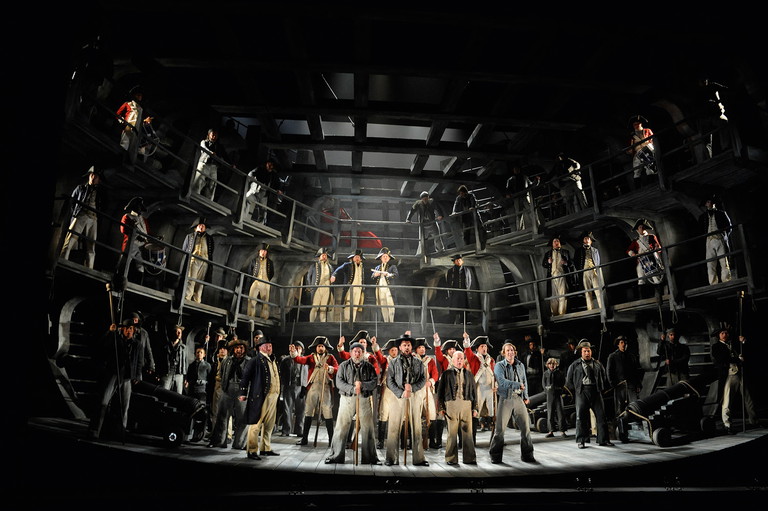 Billy Budd. Inszenierung: Michael Grandage; Dirigent: Nicholas Carter; mit Thomas Mole, Allan Clayton, Sam Carl.