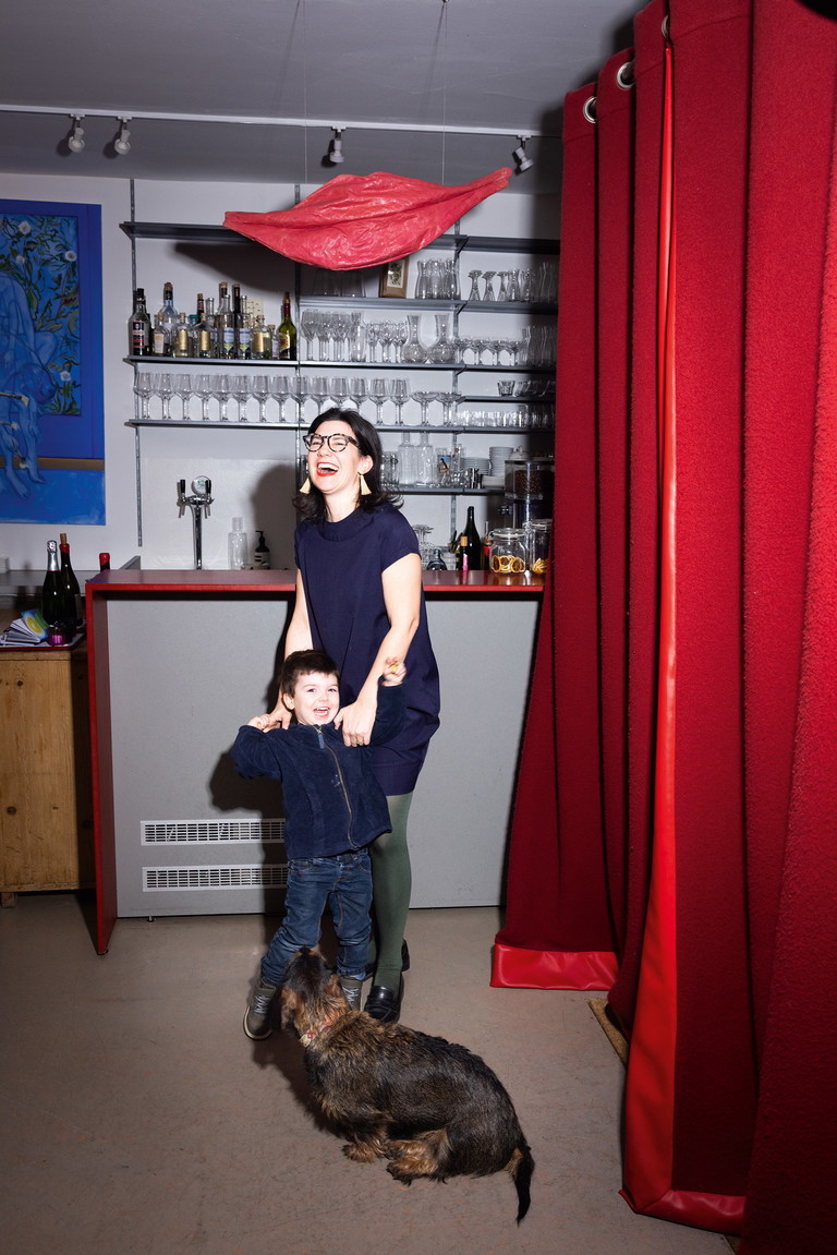 Besitzerin Christina Stahl mit Sohn Ferdinand und Dackel Gini.