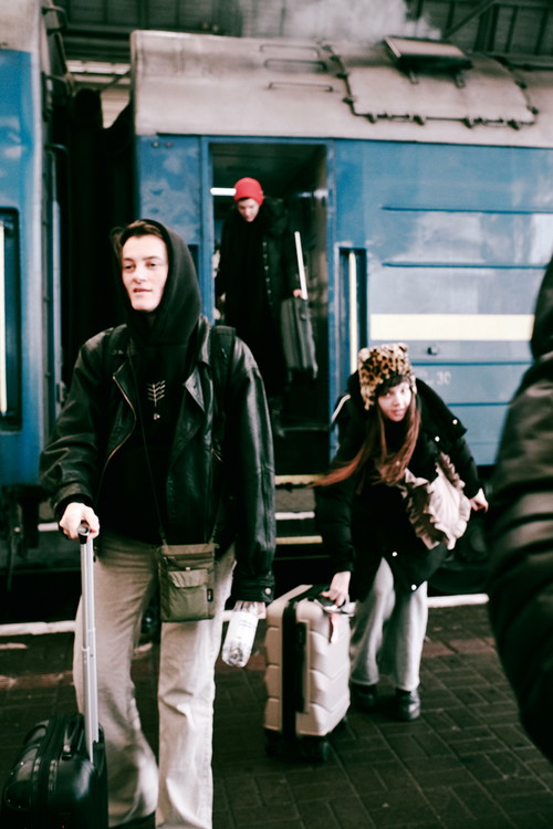 Solomiia Kyrylova, Yelyzaveta
Tsilyk und Alicia Aumüller
beim Aussteigen in Lviv.