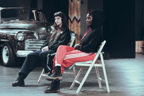Zwei Ensembles treffen aufeinander. Im Bild: Yelyzaveta Tsilyk und Nancy Mensah-Offei.