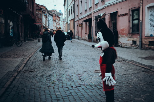 Auf den Straßen von Lviv. Der Klang von Stromgeneratoren prägt den Sound der Stadt.