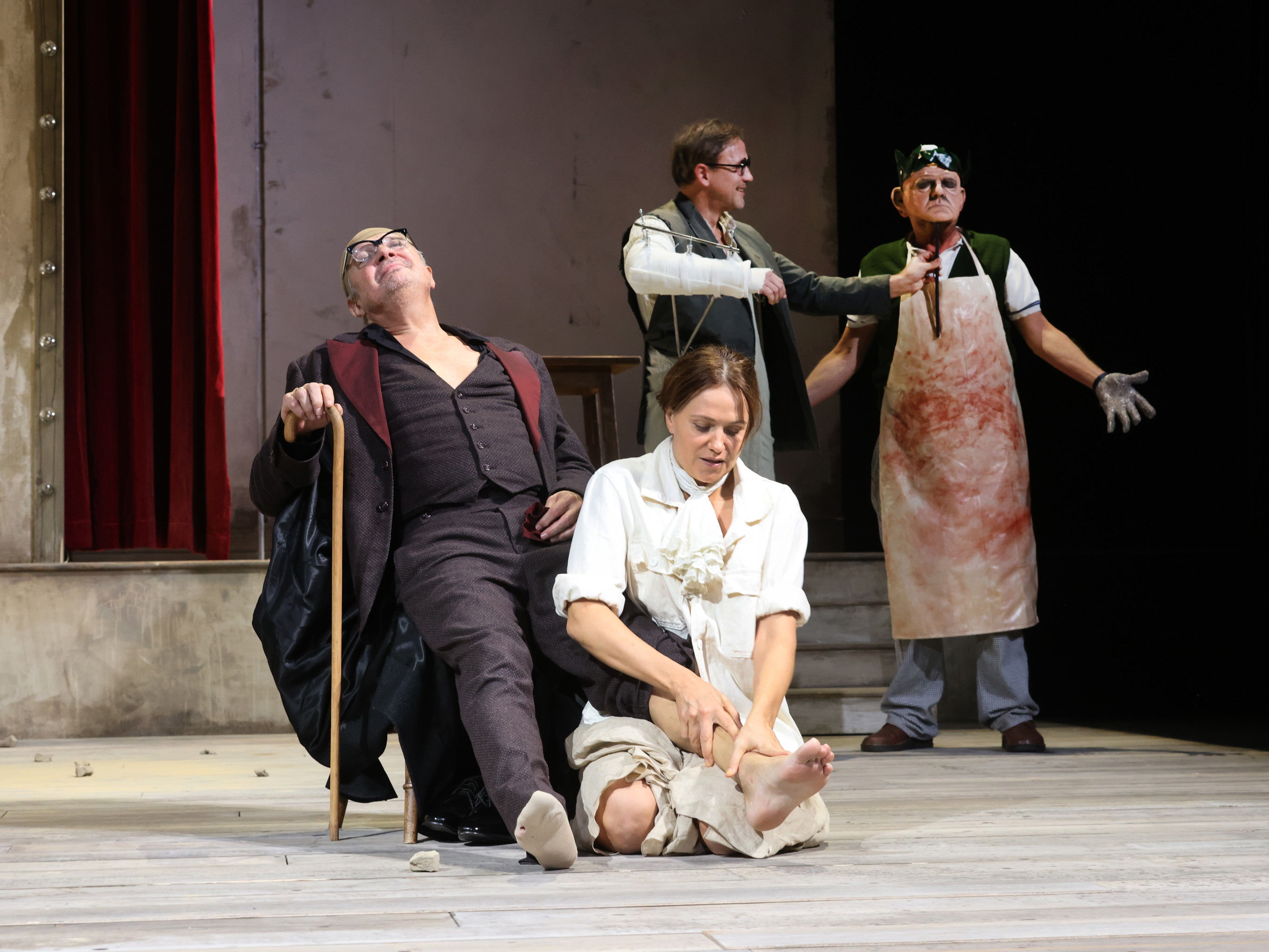 Herbert Föttinger, Larissa Fuchs, Oliver Rosskopf und Martin Zauner in „Der Theatermacher“ im Theater in der Josefstadt.