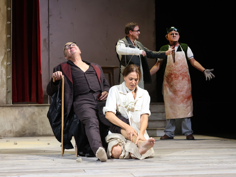 Herbert Föttinger, Larissa Fuchs, Oliver Rosskopf und Martin Zauner in „Der Theatermacher“ im Theater in der Josefstadt.