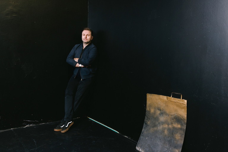 Jan Philipp Gloger auf der Probebühne des Volkstheaters