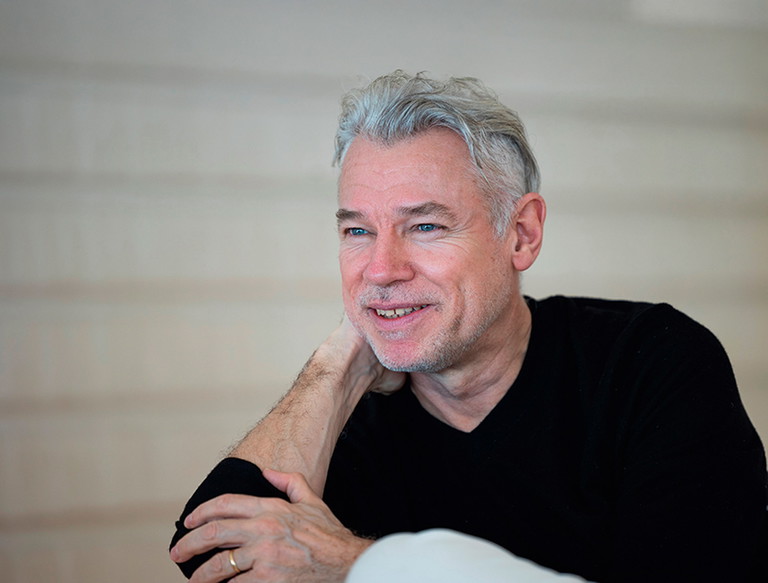 Der Regisseur Christof Loy hat nahezu alles
inszeniert: Verdi, Rossini,
Mozart, Wagner,
Strauss, Lehár, Henze
usw. Loy hat das Stück
„Benamor“ in Spanien
gesehen und nach
Wien gebracht.