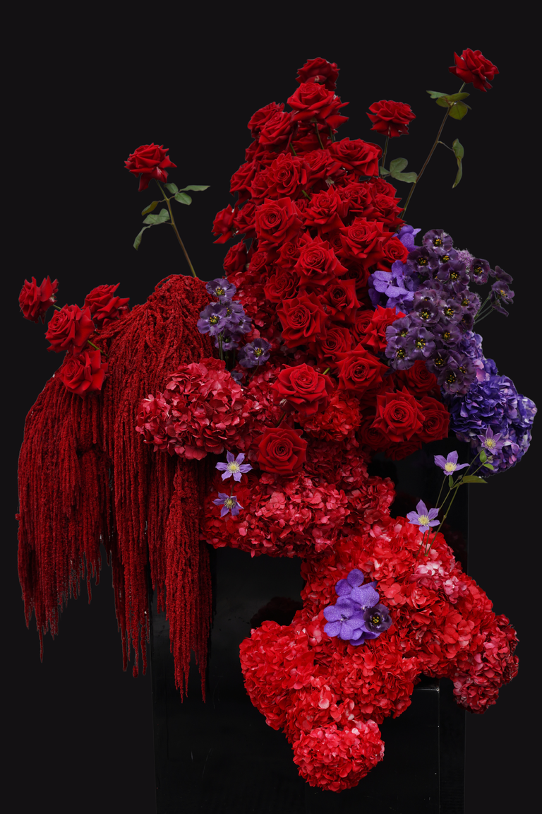 Die heurige Dekoration, die Emil Doll wieder gemeinsam mit Maryam Yeganehfar kreiert hat, steht unter dem Motto »Opus Florale Avantgarde«. Auch dieses Jahr ist Doll's Blumen Wien für den Blumenschmuck verantwortlich.