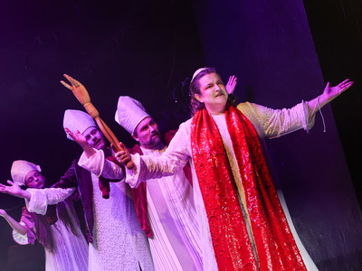 Johanna Sophia Baader, Sebastian Thiers, Lukas Haas und Nataya Sam in „Staatsfragmente“. Noch bis 31. Jänner im Theater Drachengasse. 
