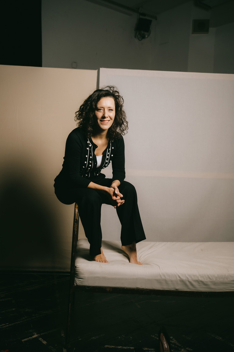 Im Bett ohne die Feldmarschallin: Annelie Sophie Müller beim Fotoshooting auf der Probebühne.