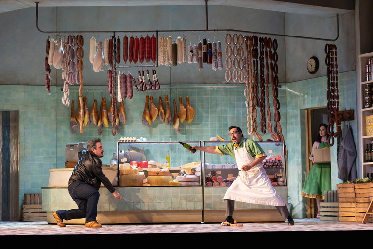Il Turco in Italia. Inszenierung: Mariame
Clément; Dirigent:
Vincenzo Milletarì; mit
Rodion Pogossov, Elena
Villalón, Minghao Liu.
