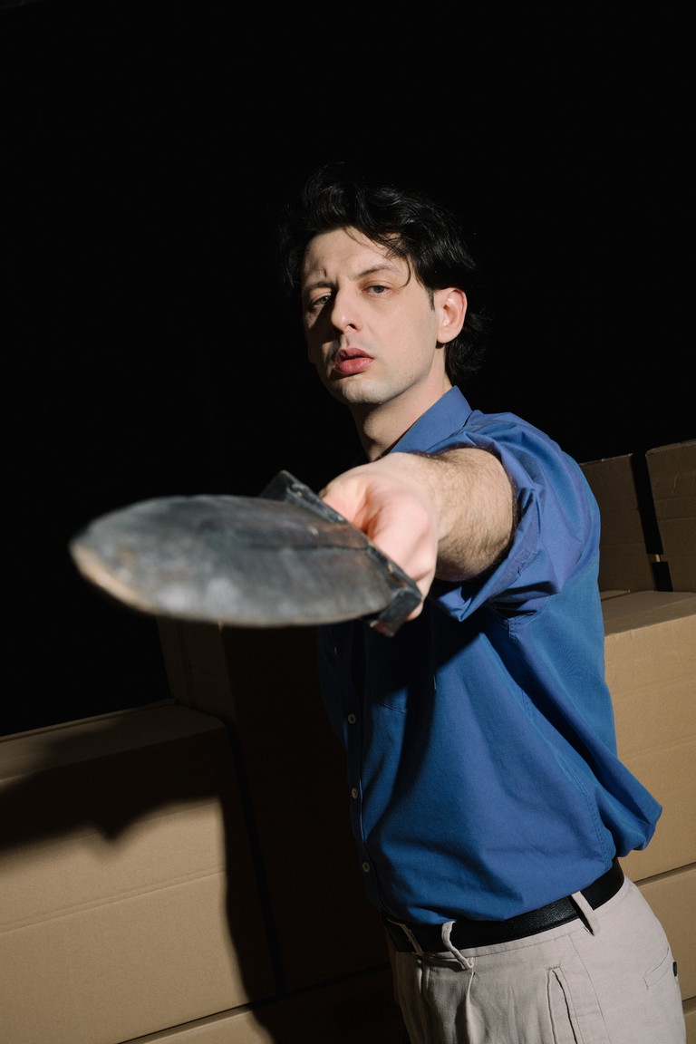 Enrico Riethmüller kam in Berlin zur Welt, wollte ursprünglich Fußballprofi werden, studierte Schauspiel an der MUK,
spielte unter anderem am Volkstheater, dem Burgtheater, dem Theater in der Drachengasse, am
Schauspielhaus Salzburg und im Dschungel Wien und war am Theater der Jugend in „Krieg der
Welten“ (2021) und „Die Abenteuer des Odysseus“ (2022) zu sehen.
