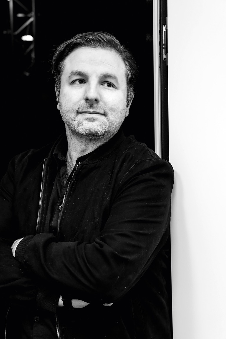 Der Regisseur Jan Philipp Gloger ist nicht nur der (fast) neue Direktor des
Volkstheaters, sondern
auch gefeierter Theater-, Operetten- und Opernregisseur. Eines
seiner Ziele: die Öffnung des Hauses und
eine Qualitätsoffensive
für das Volkstheater Bezirke, das aus vielen,
sehr unterschiedlichen
Spielstätten besteht –
und die es – so der
BÜHNE-Tipp – allesamt
zu besuchen lohnt.