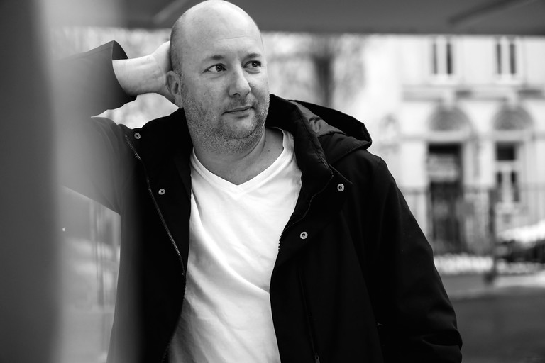 Der Schauspieler  Tjark Bernau ist seit vielen Jahren immer wieder in
Produktionen von Jan
Philipp Gloger zu sehen.
Er besuchte die Schauspielschule in München und spielt nicht nur erfolgreich Theater,
sondern auch viel fürs
Fernsehen und Kino.
Er ist neu im Ensemble
des Volkstheaters
und – Funfact für das
Stück – privat mit einer
Ärztin liiert.