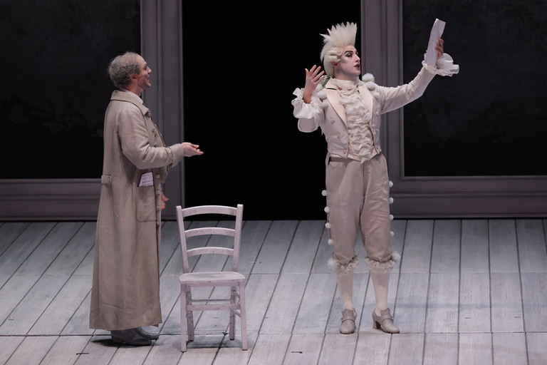 „L‘opera seria“: Florian Leopold Gassmanns 1769 uraufgeführte „Oper in der Oper“ ist eine Parodie auf den Musiktheaterbetrieb seiner Zeit, dessen Parallelen zur Gegenwart nicht zu übersehen sind. Regisseur Laurent Pelly inszenierte diese Coproduktion zwischen Mailänder Scala und dem Theater an der Wien.