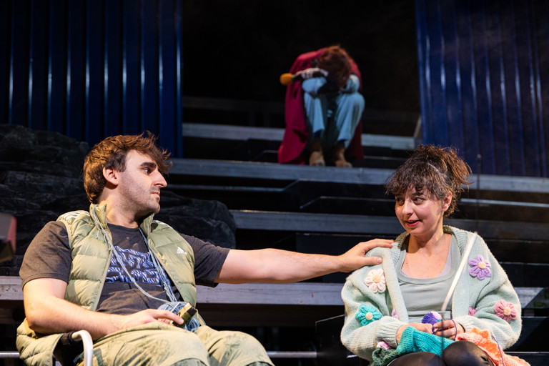 Luka Vlatković und Aline-Sarah Kunisch in „Radio Goo Goo“.