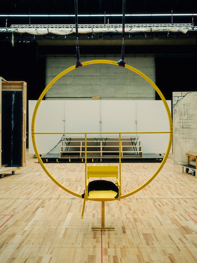 Ich mag traditionelle Theatertechniken. Und ich finde, es ist ein gut gewähltes Bild – die Bewegung dieser riesigen Mühlsteine scheint jeden zermürben zu können.
– Philipp Grigorian, Regisseur