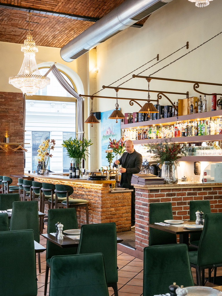 Ali Grillhouse in der Operngasse 14, nur wenige Schritte von der Staatsoper entfernt.
Öffnungszeiten: Sonntag bis Donnerstag: 12 bis 23 Uhr, Freitag und Samstag: 12 bis 2 Uhr
