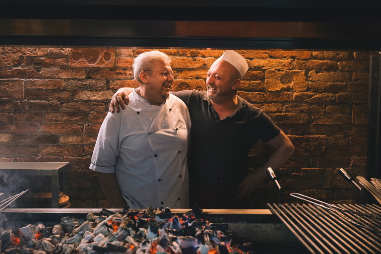 Der Mann mit der Brille ist Chefkoch Ibrahim und bringt 28 Jahre Restauranterfahrung aus Bodrum mit.