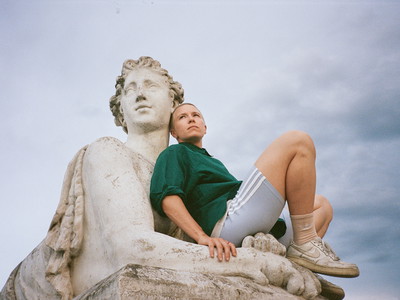 Anna Marboe studierte Regie am Max Reinhardt Seminar und inszenierte seither unter anderem am Münchner Volkstheater, am Schauspielhaus Wien und im Kosmos Theater Wien. Außerdem ist sie unter dem Künstlerinnennamen Anna Mabo als Musikerin tätig.
