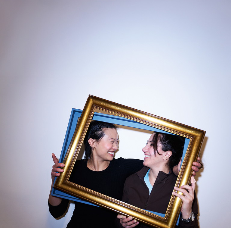 THAO NGUYEN und ASYA-SEVGÜL MERGEN gehören zum insgesamt achtköpfigen Ensemble von „Klassenputtel“. Thảo Nguyễn ist DJ und Kulturschaffende, Asya-Sevgül Mergen arbeitet in Wien. Beide haben einen Klassenwandel durchgemacht und sind zum ersten Mal Teil einer Theaterproduktion.