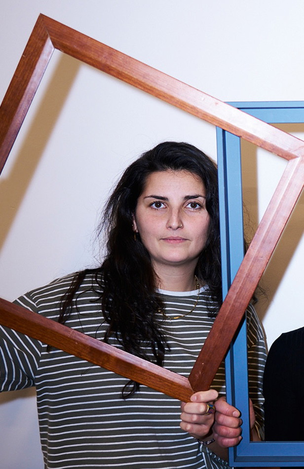 DIE REGISSEURIN:
Saliha SHAGASI
ist Regisseurin und
Theaterpädagogin.
Gemeinsam mit Anna
Manzano leitet sie die
Community-Abteilung
der BURG. Davor war
sie die Künstlerische
Leiterin des Import
Export Kollektivs am
Schauspiel Köln.