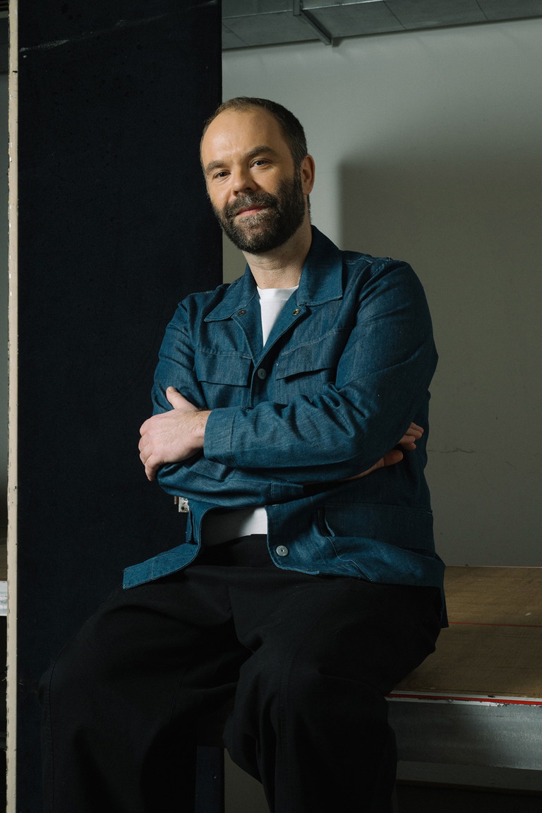Der Regisseur Michael
Schachermaier war Regieassistent bei Andrea Breth, Christoph Schlingensief und Alvis Hermanis, ist seit
2009 freischaffender Theater- und Opernregisseur, inszenierte u. a. am Burgtheater, am
Volkstheater und am Landestheater Salzburg, realisierte als
Regisseur am TdJ u. a. „Herr der Fliegen“, „Die Abenteuer des Odysseus“, „Moby Dick“
und „Parzival“ und fungiert ab Sommer 2026 als Oberspielleiter und stellvertretender Intendant der Bad Hersfelder Festspiele.