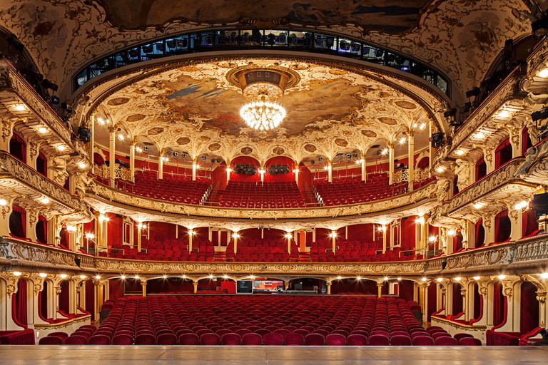 Blick von der Bühne: der
prunkvolle Zuschauerraum
des Deutschen Schauspielhauses Hamburg.