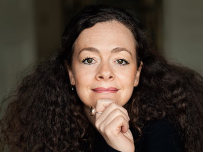 Shelly Kupferberg arbeitet als Autorin, Journalistin und Moderatorin. Sie wuchs in Westberlin auf und begann schon früh, für den öffentlich-rechtlichen Rundfunk zu arbeiten. Nach „Isidor" erscheint nun ihr zweites Buch mit dem Titel „Stunden wie Tage".