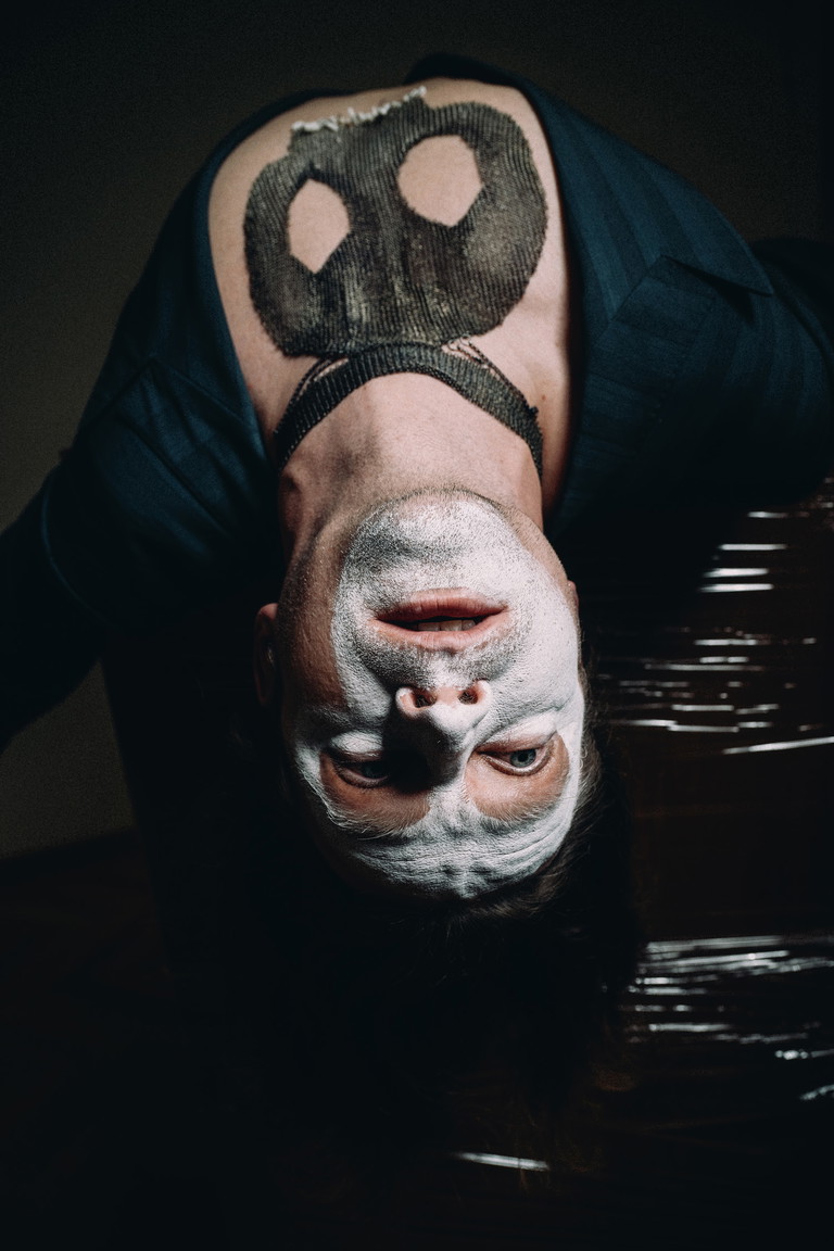 Man muss bei „Hamlet“ viele unterschiedliche Haltungen in seinen sensorischen Langzeitspeicher bekommen. – Claudius von Stolzmann, Schauspieler