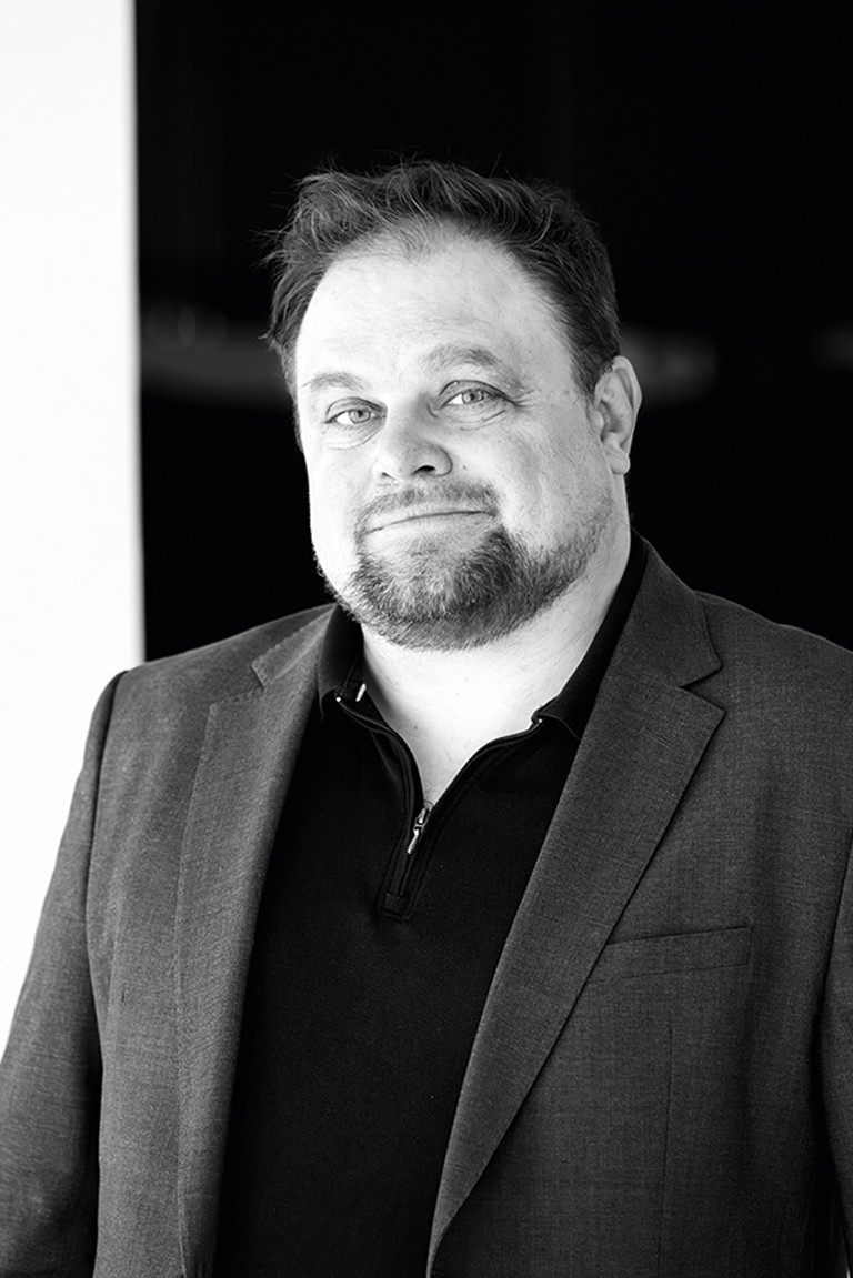 DER DRAMATURG
Kai WESSLER studierte Jus sowie Theater-, Musik- und
Medienwissenschaft.
Seit 2005 arbeitet er
als Operndramaturg
und schrieb Libretti
zu zahlreichen Kinderopern. 2022 kam er als Dramaturg ans MusikTheater an der Wien.