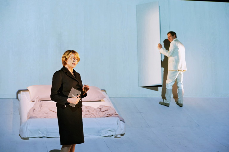 Corinna Harfouch in „Arendt. Denken in finsteren Zeiten“ im Thalia Theater.