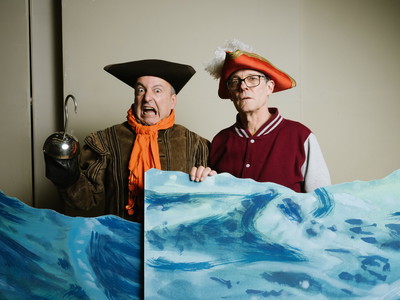 Aitor Basauri (l.) und Toby Park sind Mitbegründer der Physical-Comedy- Truppe Spymonkey. Nach „Orpheus in der Unterwelt“ setzen sie an der Volksoper nun „Die Piraten von Penzance“ in Szene.