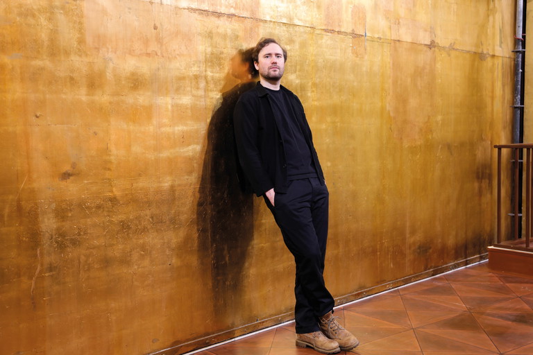 Er spielt JASON: Johannes BAMBERGER gehörte zum Jungen Ensemble des Theaters an der Wien und trat u. a. im Wiener Musikverein, im Konzerthaus, in Grafenegg und in Madrid auf. Sein Repertoire reicht von Mozarts Belmonte, Ferrando und Don Ottavio über Schuberts „Die schöne Müllerin“ bis hin zu Haydns „Schöpfung“. Am Musik-Theater an der Wien war er 2024 als George in Purcells „Richard III.“ zu erleben.