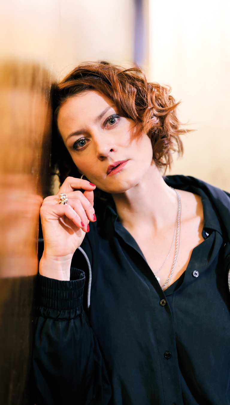 Lisa-Katrina MAYER war u. a. am Schauspielhaus Zürich, an den Münchner Kammerspielen und am Schauspiel Köln engagiert, arbeitete mit namhaften Regisseur*innen wie Jan Bosse, Herbert Fritsch, Karin Henkel und Barbara Frey, war 2022 mit dem Film „The Vagabonds“ in Cannes vertreten und gab 2023 am Landestheater Linz mit „Café Populaire“ ihr Regiedebüt.