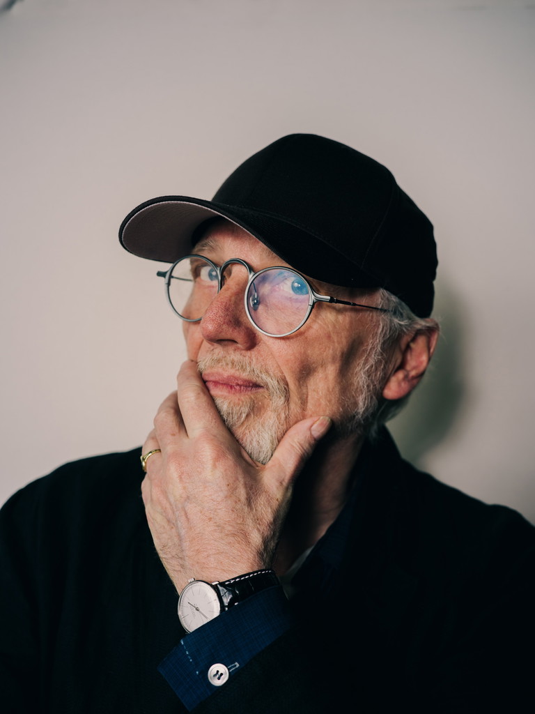 Jan LAUWERS:
In Wien liebt man ihn für seine erfolgreichen Inszenierungen, etwa „L‘incoronzione di Poppea“ oder „Le Grand Macabre“. Er ist DER Mann, der sperrige Stoffe so beleben kann, dass auch Monteverdi vom Publikum (auch vom
konservativ-bewahrenden Teil) als cool und zeitgemäß wahrgenommen wird. Lauwers studierte Malerei und ist Gründer
der Needcompany.