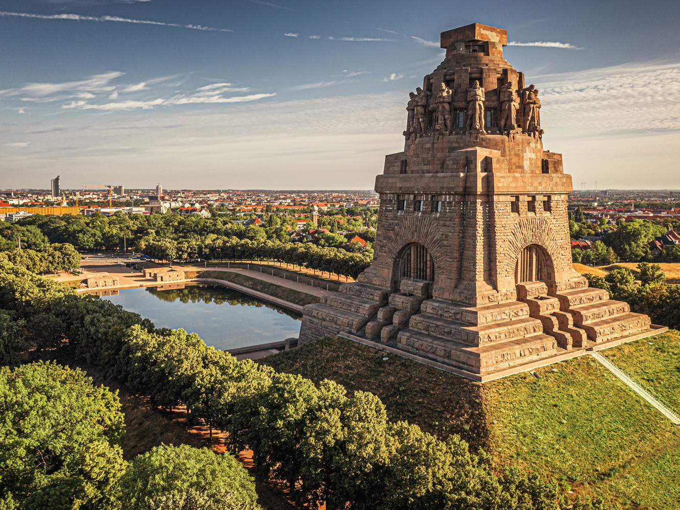 Das Völkerschlachtdenkmal in Leipzig. Die höchste Aussichts- plattform liegt in 91 Metern Höhe.
