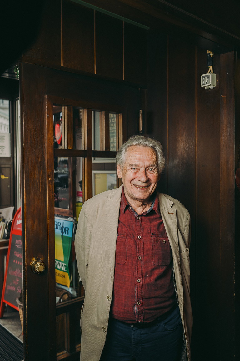 DER AUTOR
Felix
MITTERER
Gerade eben hat er den
NESTROY für sein Lebenswerk bekommen. Ein Lebenswerk, das aus vielen Hits fürs Fernsehen und vielen Hits fürs Theater –
vor allem die Josefstadt –
besteht.