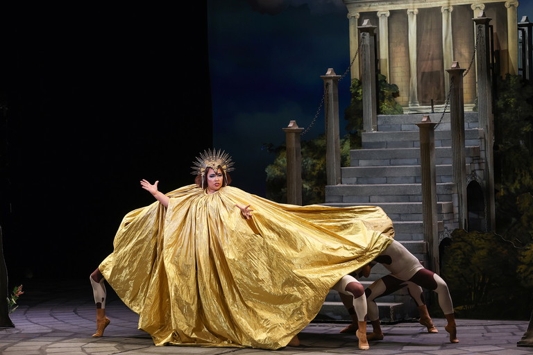 Katia Ledoux (Bild)
spielte in „Orpheus in
der Unterwelt“ sowohl
die Venus als auch Die
öffentliche Meinung –
und einmal sogar Orpheus himself. Nun gibt sie den Piratenkönig.