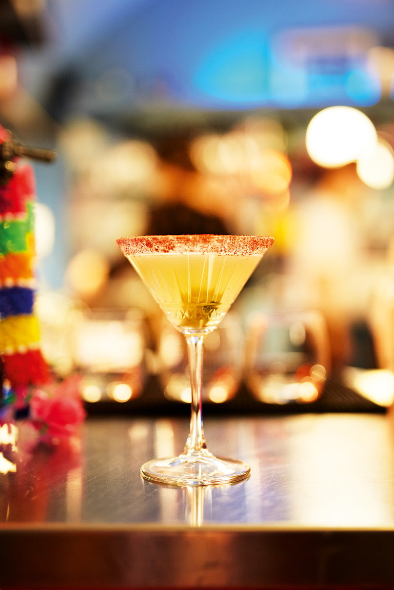 Ins Glas kommen kreative
Thai-Interpretationen bekannter Drinks – etwa der „Thai Pirinha“. Die
Snacks dazu sind so gut, wie man es aus dem „Mamamon“ ums Eck gewöhnt ist.