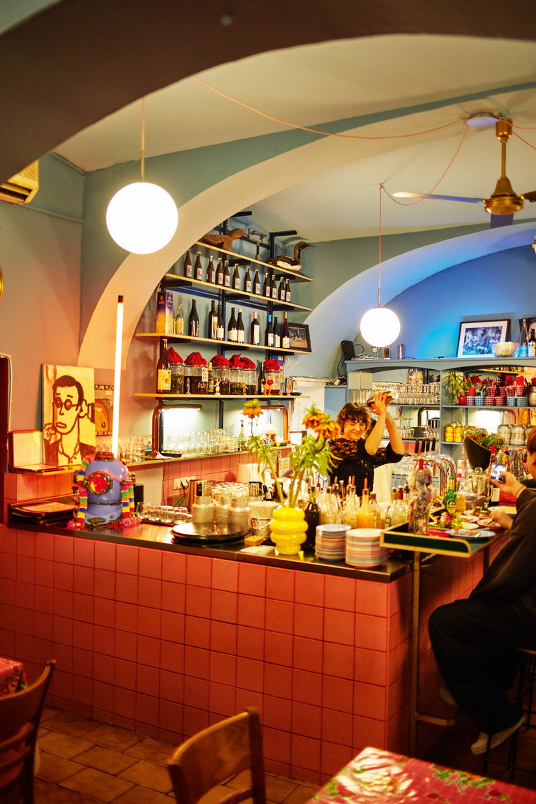 Sipsong Bar. So quietschbunt und fröhlich das Interieur, so ungezwungen und lässig
die Atmosphäre – die wenigen Plätze der winzigen Bar sind entsprechend begehrt.