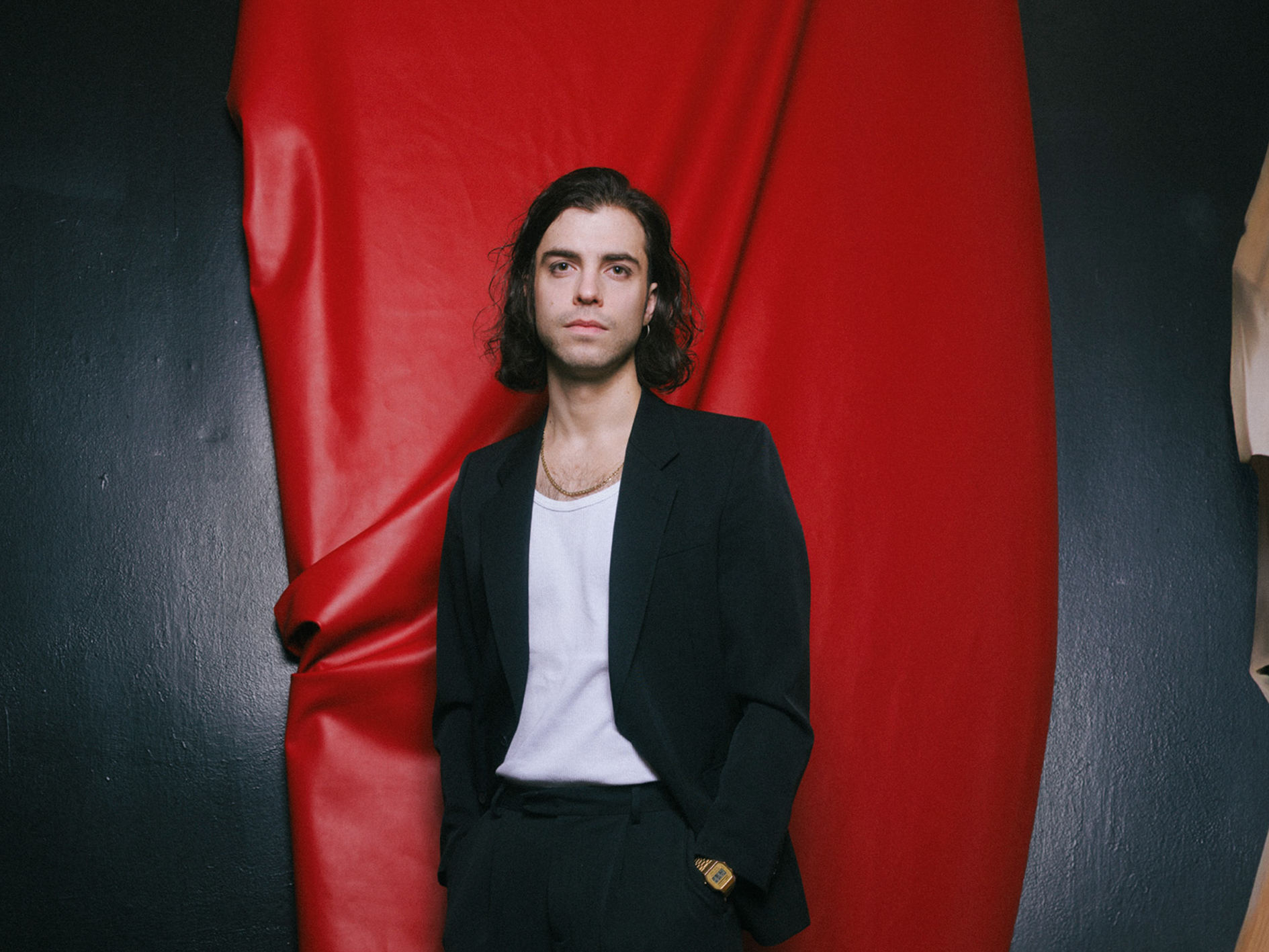 DER SCHAUSPIELER Andrej AGRANOVSKI wuchs mit russisch-jüdischem Hintergrund in Nürnberg auf und studierte Schauspiel in München und St. Petersburg. Seit der Spielzeit 2025/26 gehört der Musiker, Schauspieler und Komponist zum Ensemble des Volkstheaters.