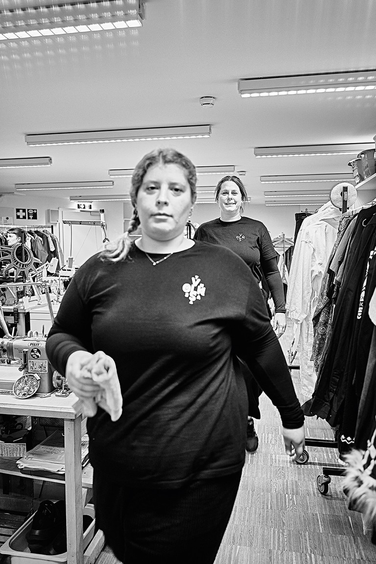 Gerade in Stresssituationen sind wir eine wichtige Stütze für die Schauspieler*innen. – Veronika Kaffka, Ankleiderin
