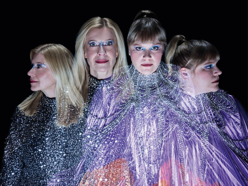 Caroline Peters und Stefanie Reinsperger glitzernd vor der Linse von Hilde van Mas. Das Cape von Stefanie Reinsperger stammt aus dem Fundus von ART for ART.