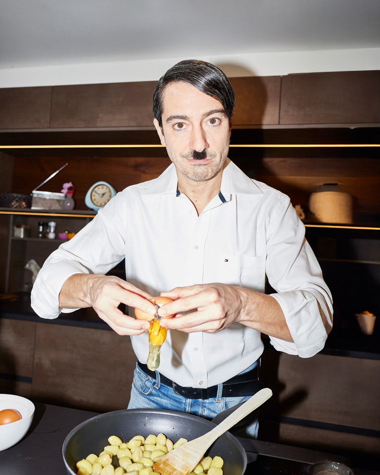 Stefano BERNARDIN ist freier Schauspieler, Moderator und Comedian. Er tourte zuletzt mit seiner
„Hamlet – One Man Show“ durch Österreich und moderierte die Opernredoute in Graz. Er dreht Filme, Serien und spielt im Simpl. Hier kocht er Gnocchi mit
Ei – Eiernockerln hatten wir nicht ...