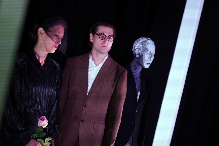 Manuela Linshalm und Angelo Konzett spielen. Linshalm führt außerdem gemeinsam mit Simon Meusburger Regie und hat die Textfassung mitgeschrieben. Konzett hat das Bühnenbild konzipiert. 