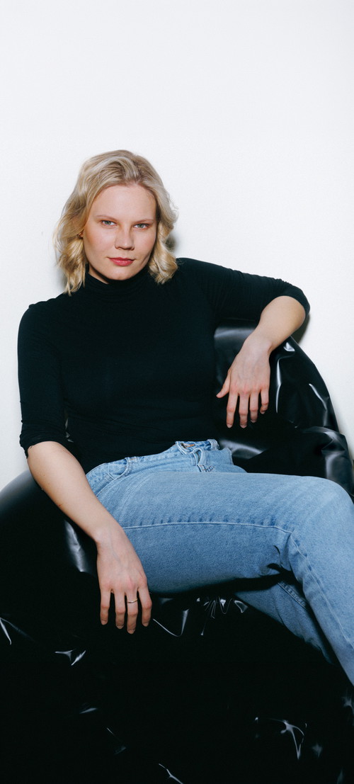 KATHARINA KURSCHAT
spielte an der Lübecker
Oper einen Besen und gehört seit dieser Spielzeit zum Ensemble des Volkstheaters.
Davor war sie u. a. in Nürnberg engagiert.