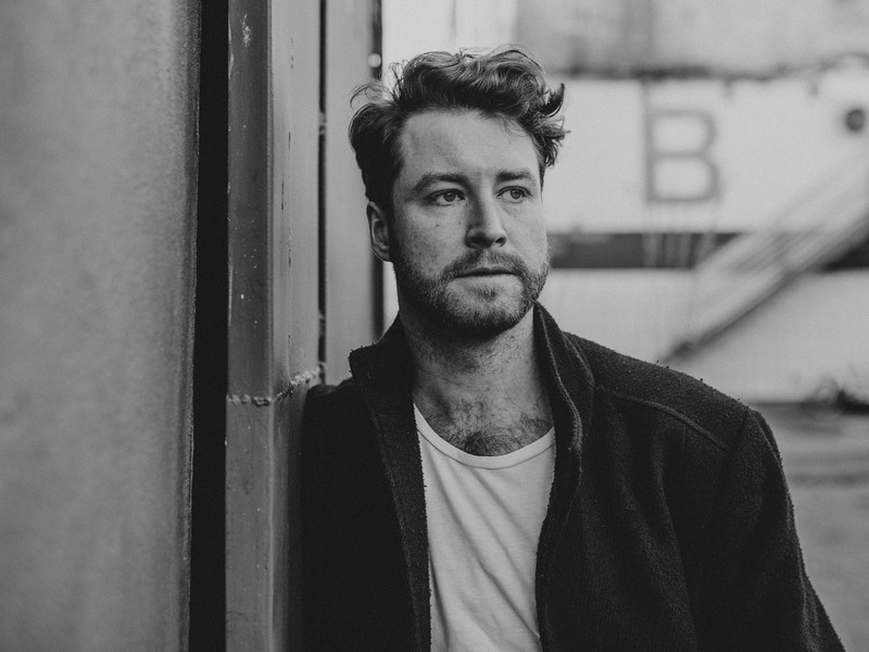 Maximilian PULST wurde in Halle an der Saale geboren, studierte zuerst Automatisierungssysteme und Kultur- und Medienpädagogik, später Schauspiel in Bochum. Er war Ensemblemitglied am Staatstheater Wiesbaden, am Staatstheater Nürnberg und am Burgtheater. Seit der Spielzeit 2025/26 gehört er zum Ensemble des Volkstheaters.