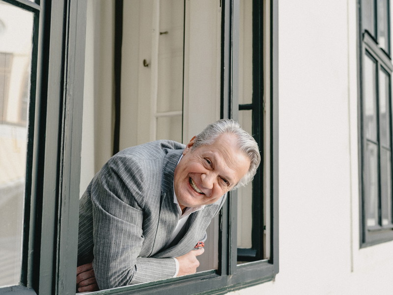 Blick aus dem Fenster seines Büros: Darunter ist ein Flachdach und darunter befinden sich die Sträußelsäle des Theaters in der Josefstadt.
