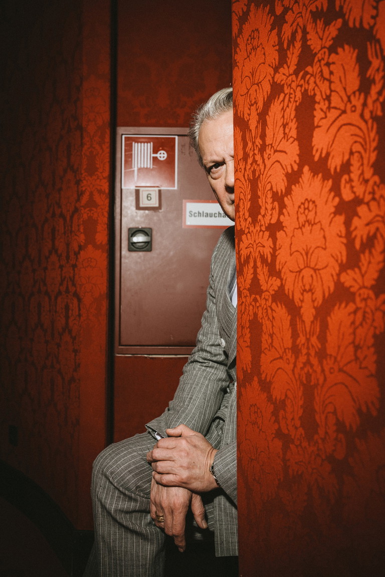 Herbert Föttinger im Gang vor den Logen im
Theater.